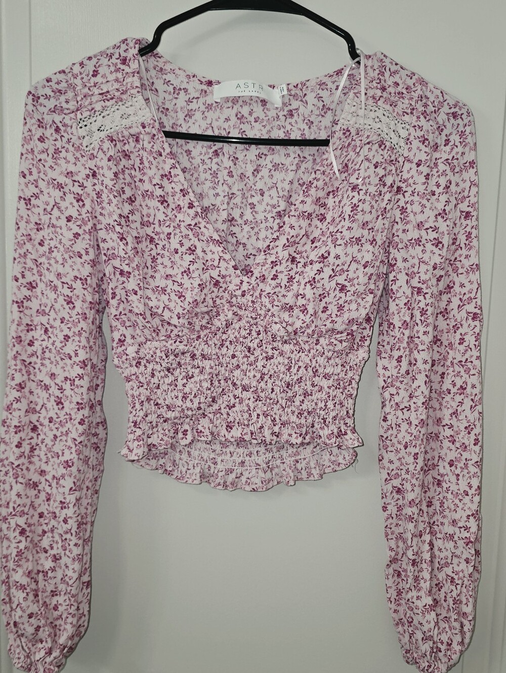 ASTR the Label Pink White Floral V-Neck Smocked Cropped Blouse Long Sleeve XS